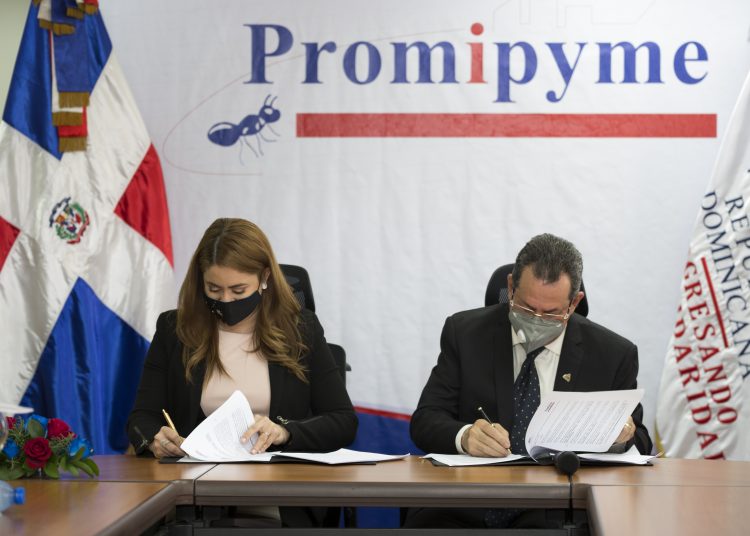 Gloria Reyes De Prosoli Y Porfirio Peralta De Promipyme 1 750x536 Gloria Reyes De Prosoli Y Porfirio Peralta De Promipyme 1 750x536