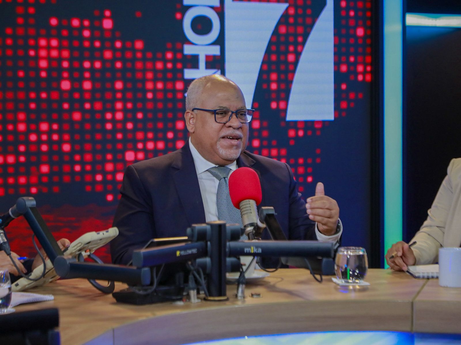 entrevista al director general en la super 7