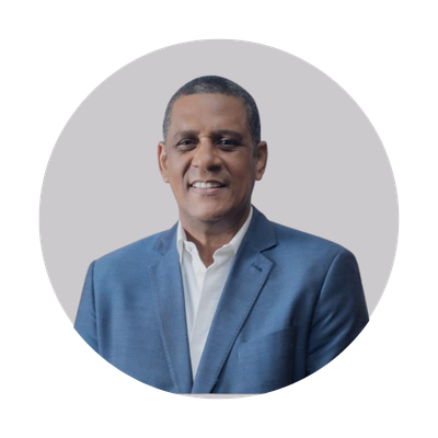 Lic Fernando Pinales