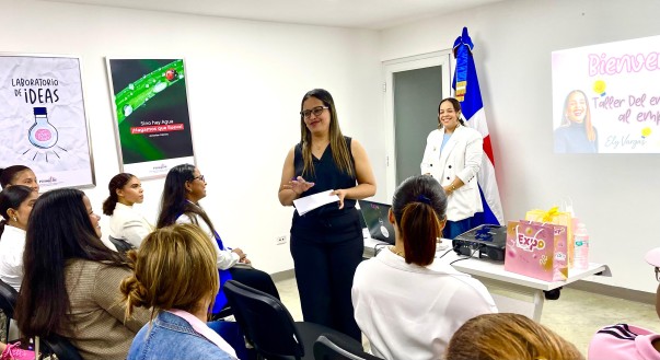 FacilitadorA DURANTE CAPACITACION A MUJERES