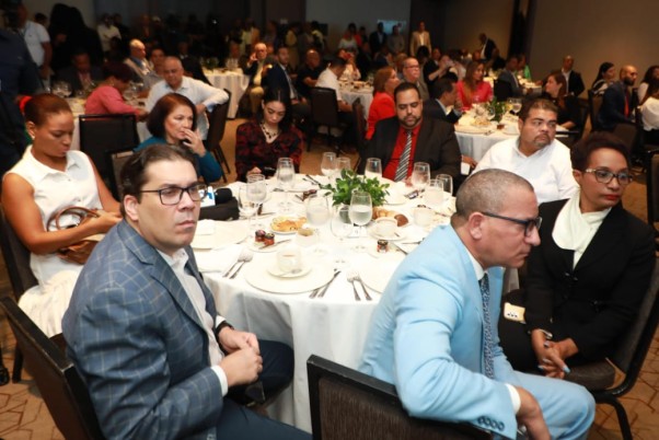 Rendicion Y Desayuno Con La Prensa